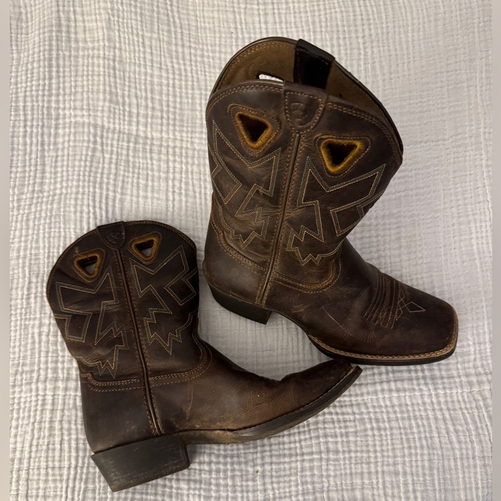 Women’s Ariat Boots!
Brown with turquoise stitching
Size 6.5